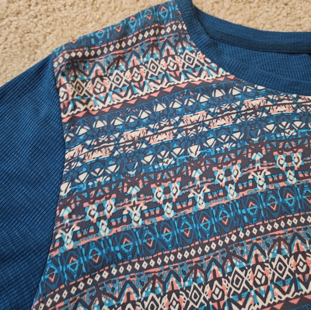 Bit & Bridle Women's Size 3x Teal and White Aztec Patterned Blouse - Picture 8 of 12